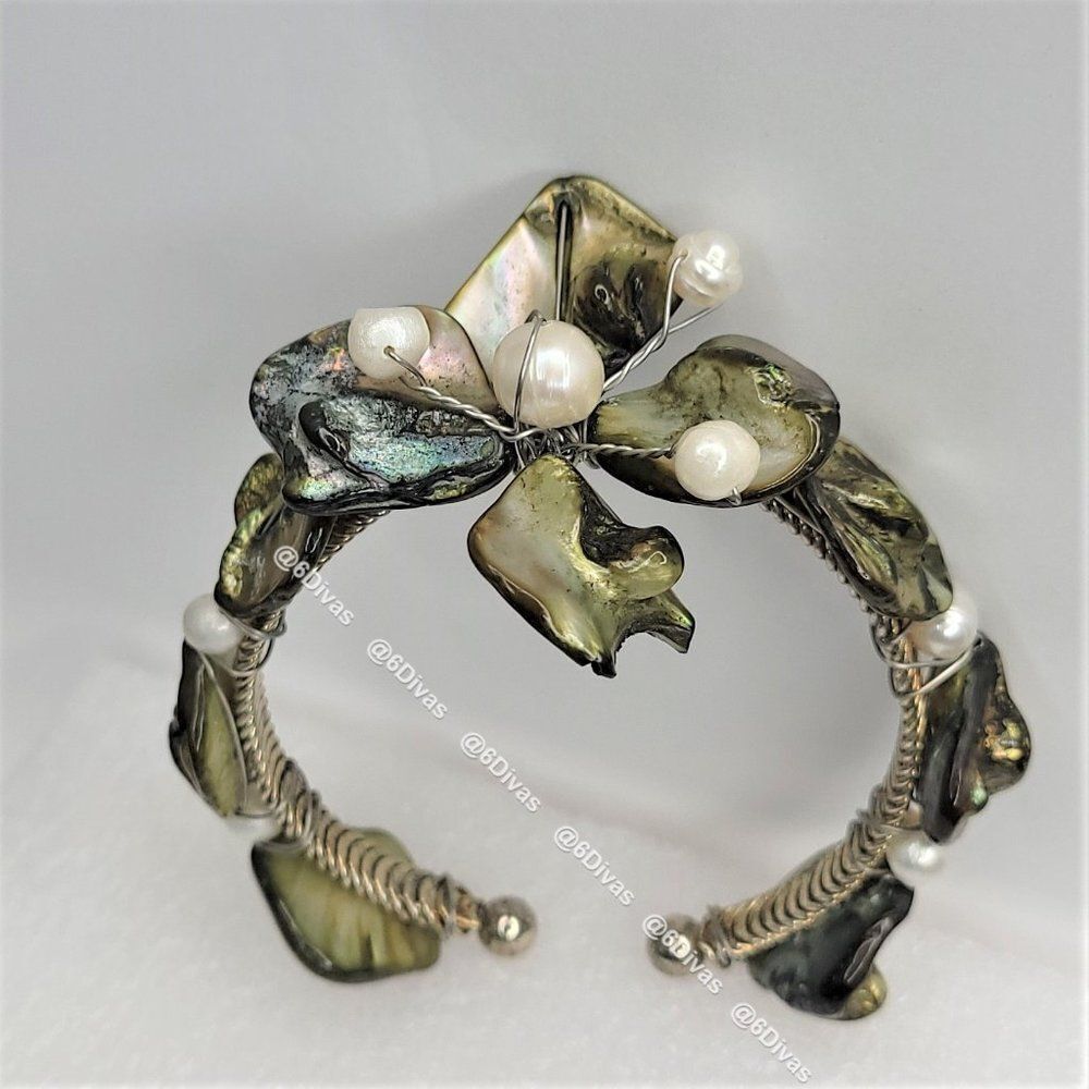 𝅺Green Adjustable Cuff Bracelet with genuine Sea Shell and Pearls